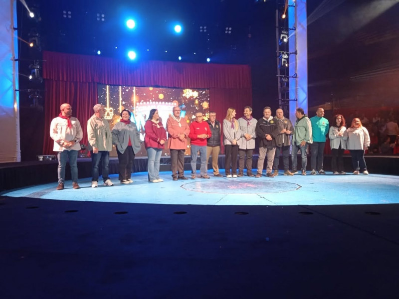 el diumenge vam tindre la nostra cita nadalenca amb  la  agrupacreucober i amb el circ  grancircowow   va ser una vesprada molt divertida    el domingo tuvimos nuestra cita navidena con la  agrupacreucober  y c  1 