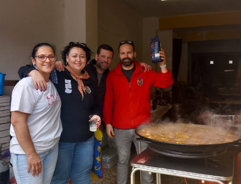 ja estem en falles      ahir vam passar un dia en gran per a donar li la benvinguda a les fall  4 