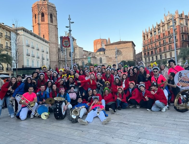 ja estem en falles      ahir vam passar un dia en gran per a donar li la benvinguda a les fall