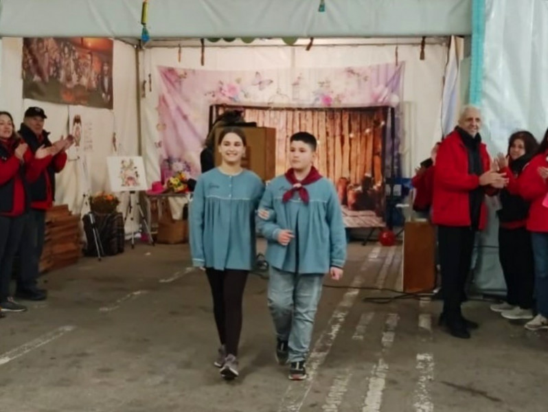 16 i 17 de marcel diumenge rebem la visita del jurat per a la nostra falla gran. a la vesprada v  3   maximo ancho 2400 maxima altura 1800 