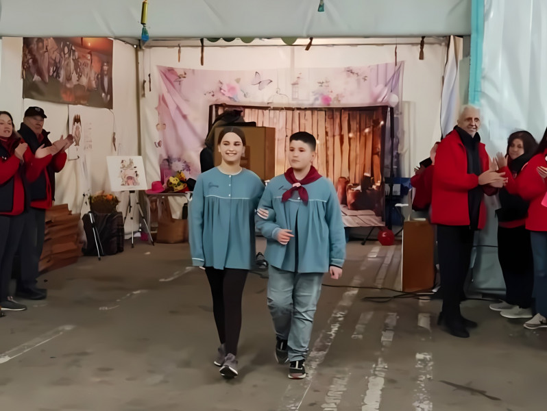 16 i 17 de marcel diumenge rebem la visita del jurat per a la nostra falla gran. a la vesprada v  3  upscayl 2x digital art 4x  maximo ancho 2400 maxima altura 1800 