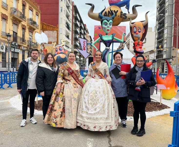 16 i 17 de marcel diumenge rebem la visita del jurat per a la nostra falla gran. a la vesprada v  maximo ancho 2400 maxima altura 1800 