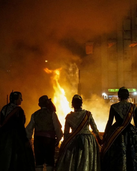 19 de marcal mati gaudim de l ultima desperta de les falles i recarreguem piles amb una xolocata  6   maximo ancho 2400 maxima altura 1800 