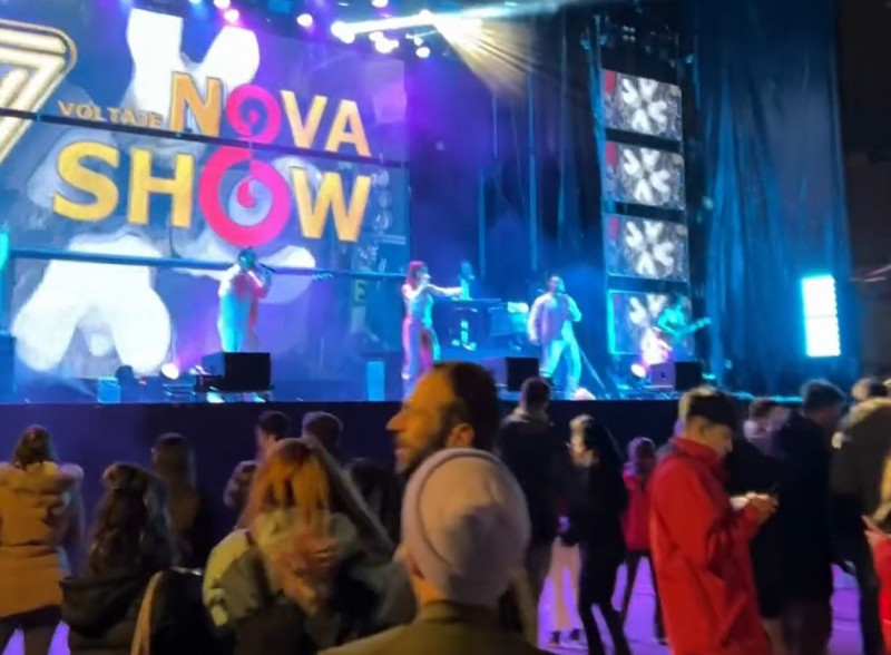 nova show  maximo ancho 2400 maxima altura 1800 